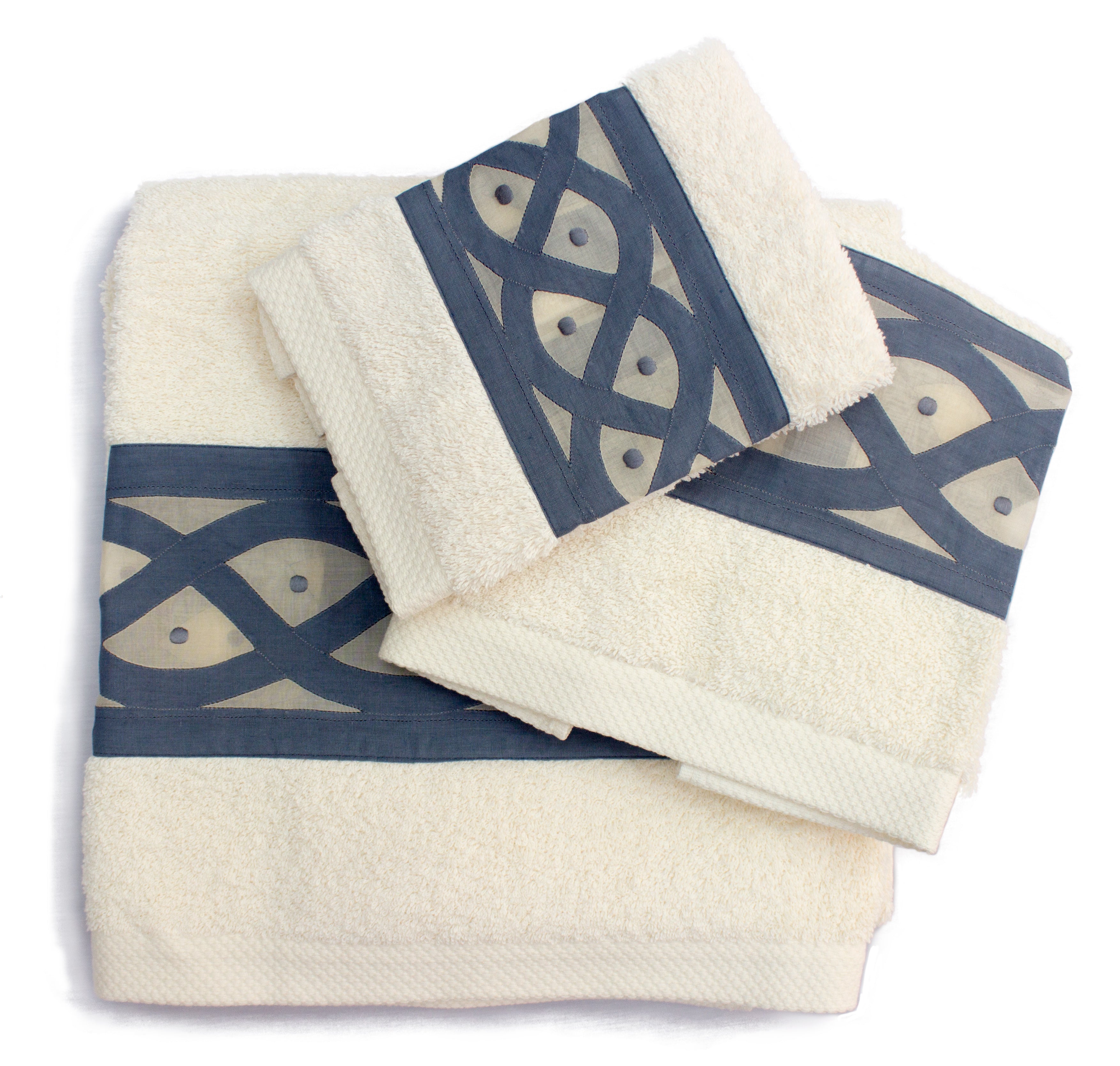 Premium Turkish cotton bath towel with handmade Madeira Embroidery – Lino &  Araújo